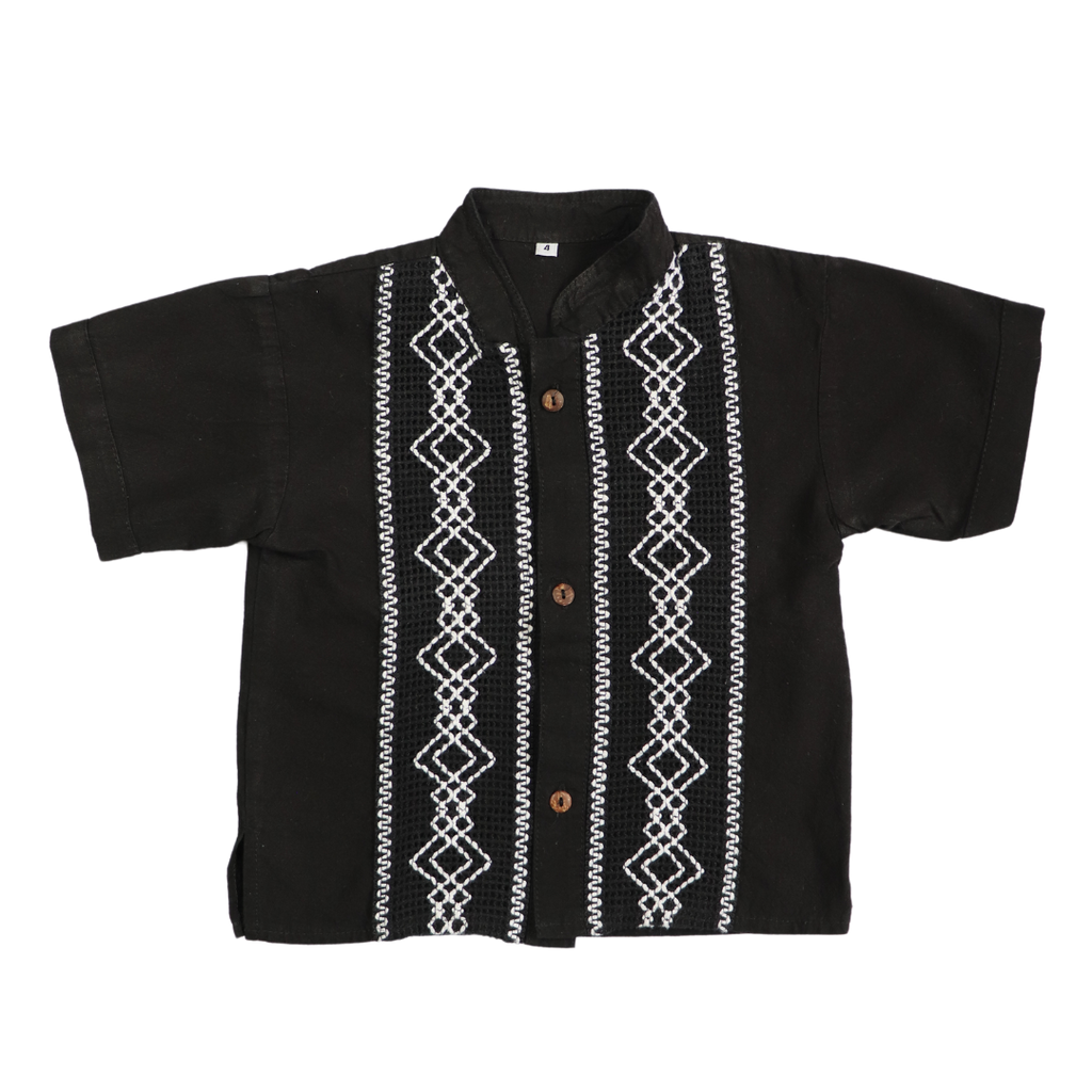 Camisa negra manga corta, tipo Guayabera, talla 4